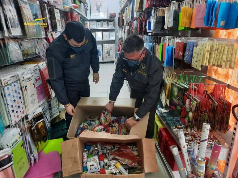 Sequestrati circa 1.500 articoli contraffatti in un negozio di Mercato San Severino
