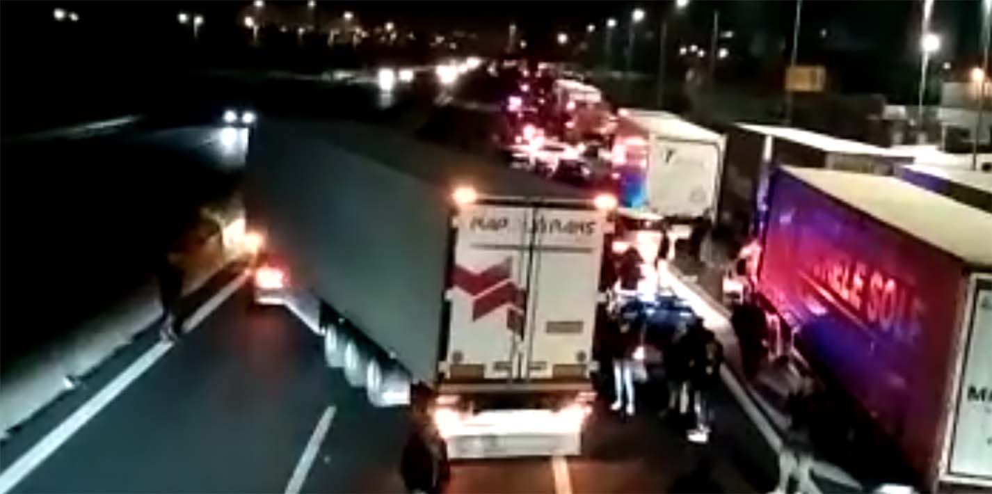 Autostrada bloccata a Caserta dal fermo dei Tir. IL VIDEO