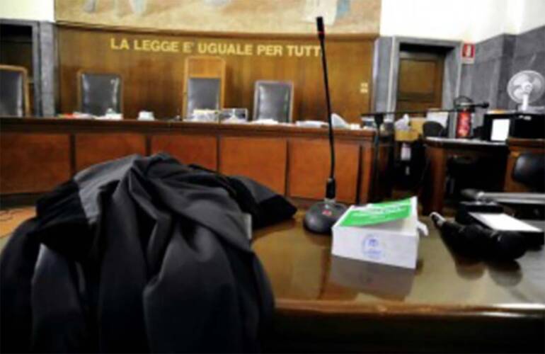 Marche da bollo false, retata tra gli avvocati: 18 indagati e 10 arresti. Perquisiti gli studi