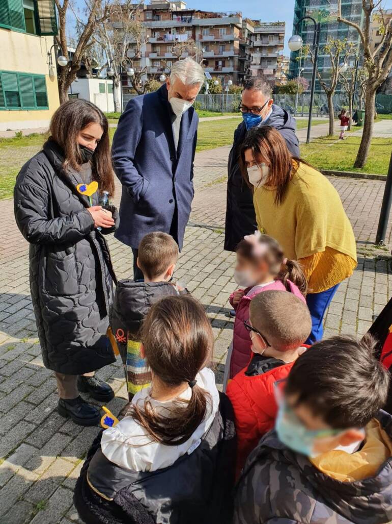 San Giorgio, il Sindaco accoglie il primo bambino ucraino che da oggi frequenta la scuola Noschese