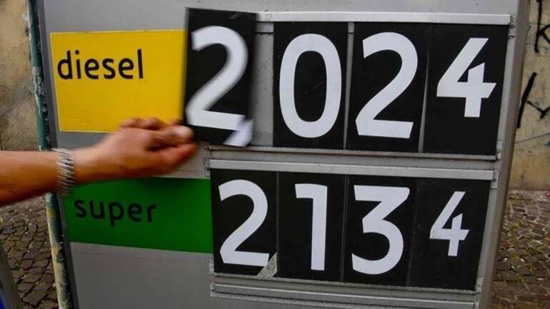 Benzina, sfondato il muro dei 2 euro in autostrada