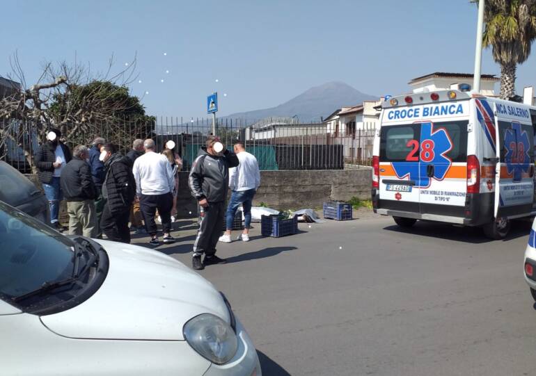 Boscoreale, perde il carico di finocchi dal camion e uccide un passante