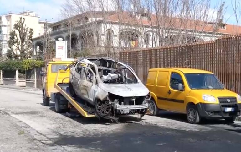 Grumo Nevano, carbonizzato in auto mentre trasportava una bombola