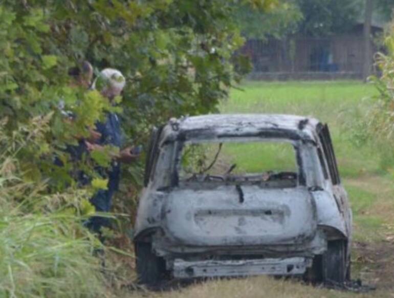 Acerra, cadavere carbonizzato in auto