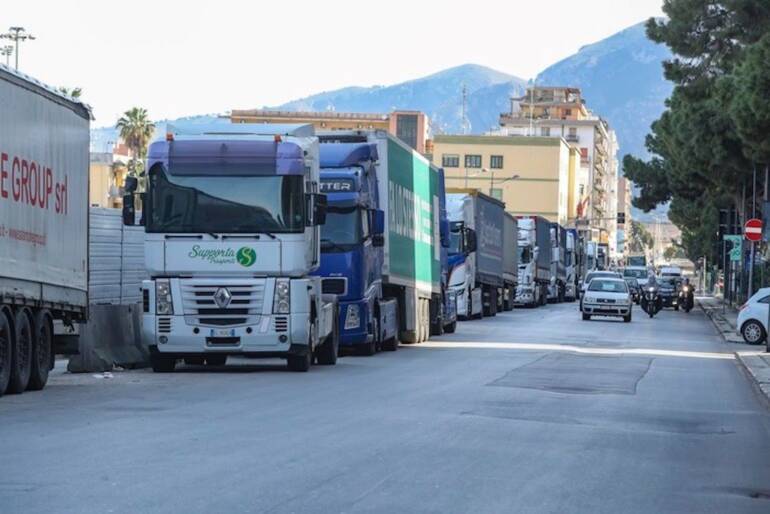 Caro carburante: da lunedì stop autotrasporto