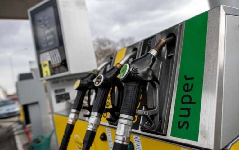 Caro carburante, ecco come risparmiare: i consigli dei consumatori