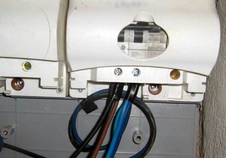 Pozzuoli fermato titolare di negozio per furto di energia elettrica