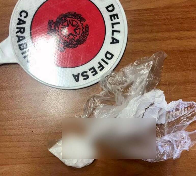 Acciuffata coppia di corrieri: lei cerca di disfarsi di una busta con 10 grammi di coca e viene arrestata