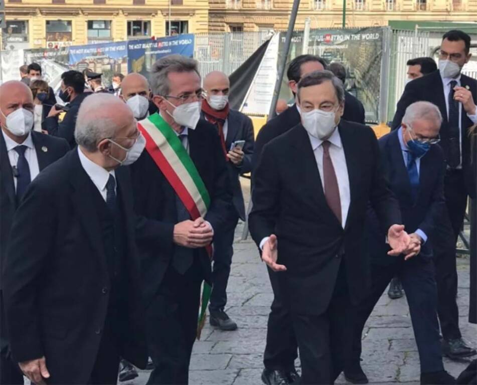 Draghi a Napoli tra fondi, visite, proteste, pizze e regali