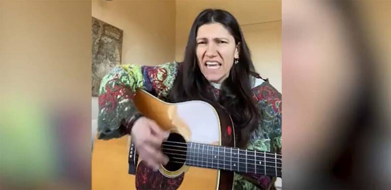 Elisa canta Zombie contro la guerra in Ucraina: il video è virale