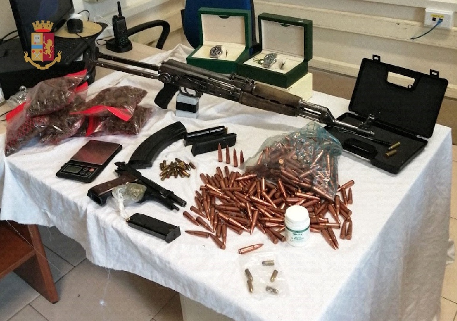 Casalnuovo: kalashnikov, pistole e proiettili in casa: due arresti