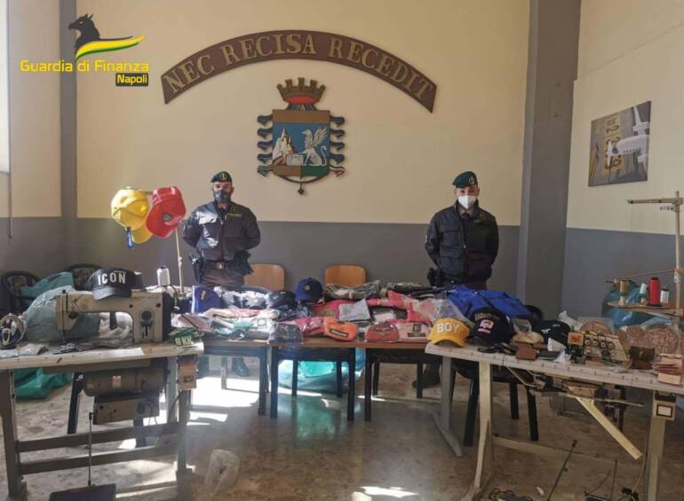 Napoli, in un basso di Forcella la fabbrica delle false griffe