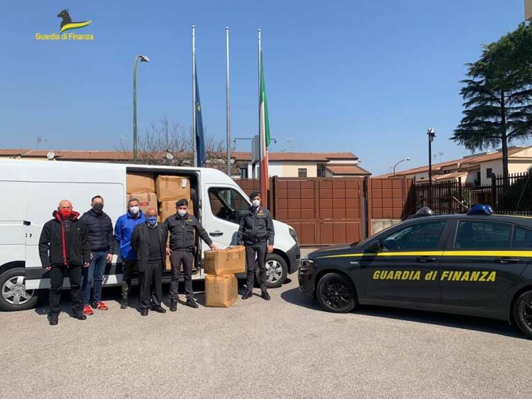 La Guardia di Finanza di Caserta dona ai profughi ucraini 1300 capi di abbigliamento