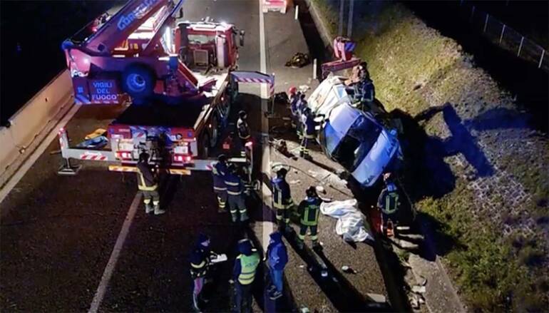 Incidente col minivan vicino Foggia: muoiono 4 suore, altri 9 feriti