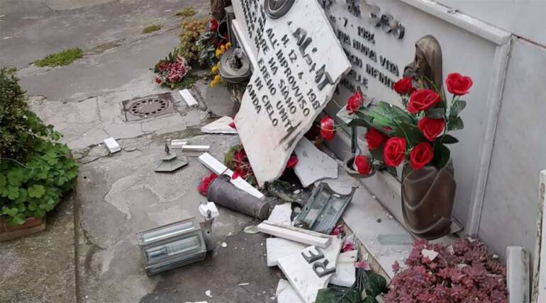 Castel Volturno, raid al cimitero: 25 tombe saccheggiate