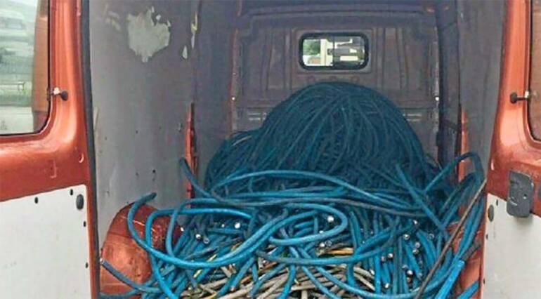 Marcianise, sorpresi a rubare materiale da un magazzino: 2 arrestati
