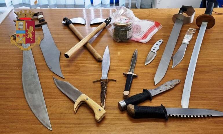 Napoli, detiene armi e droga in garage: denunciato