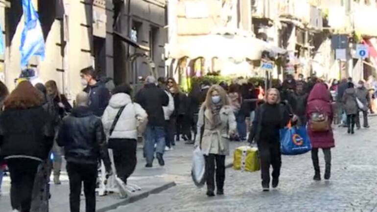 Napoli, niente più mascherine all’aperto: ok da giovani e turisti