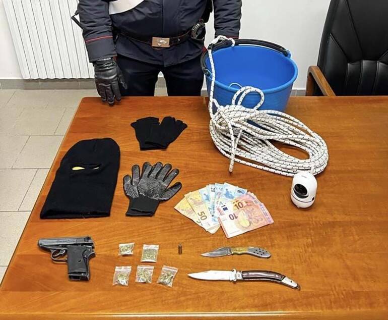 Napoli, droga col paniere: coppia arrestata a Ponticelli