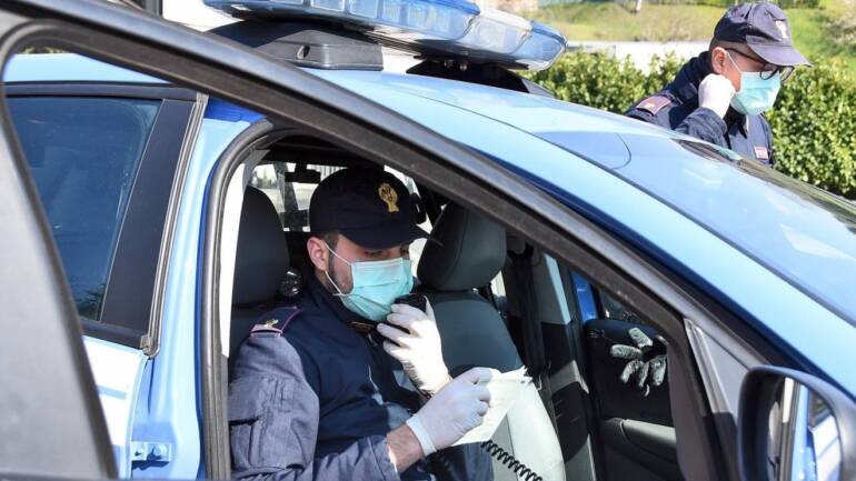 Napoli, sorpreso a rubare dalle auto parcheggiato nel centro commerciale: arrestato