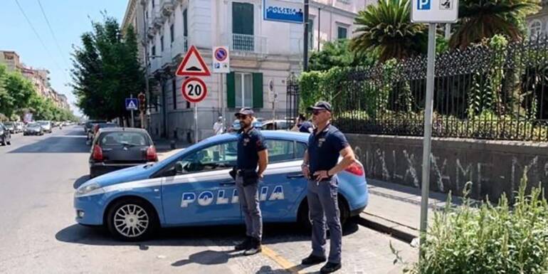 Secondigliano, rubano un’auto e fuggono all’arrivo della polizia: uno si rifugia su un balcone. Arrestato