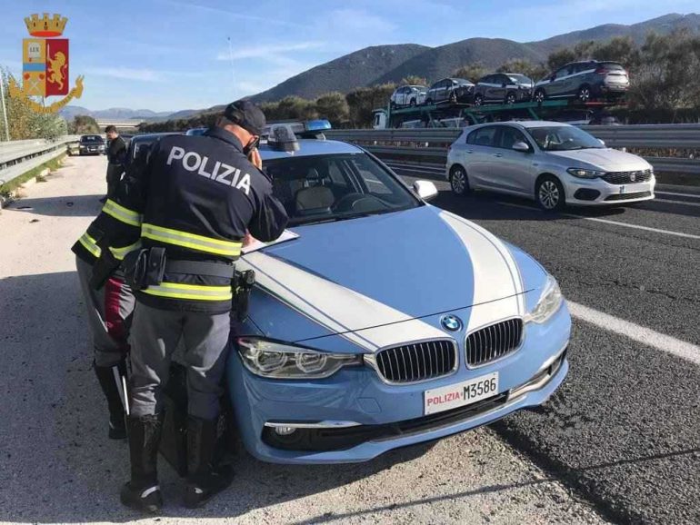 Tangenziale di Napoli, 65enne in scooter contromano