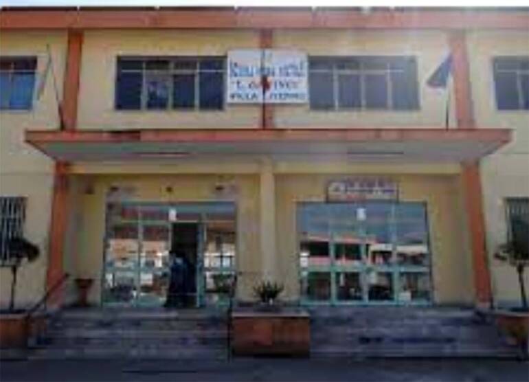 Raid nella scuola a Villa Literno: rubati pc e tablet