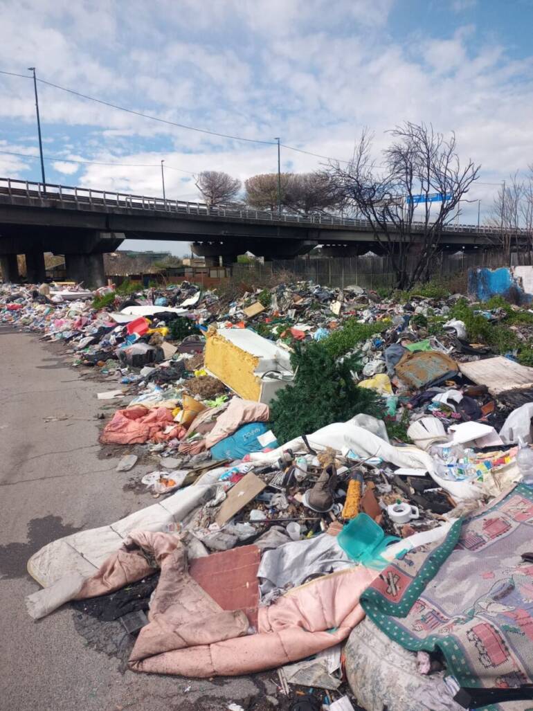 Napoli, tonnellate di rifiuti al campo rom di Scampia