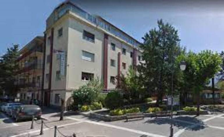 La operano per una “banale” pulizia di una fistole, ma va in arresto cardiaco e spira: 5 medici indagati