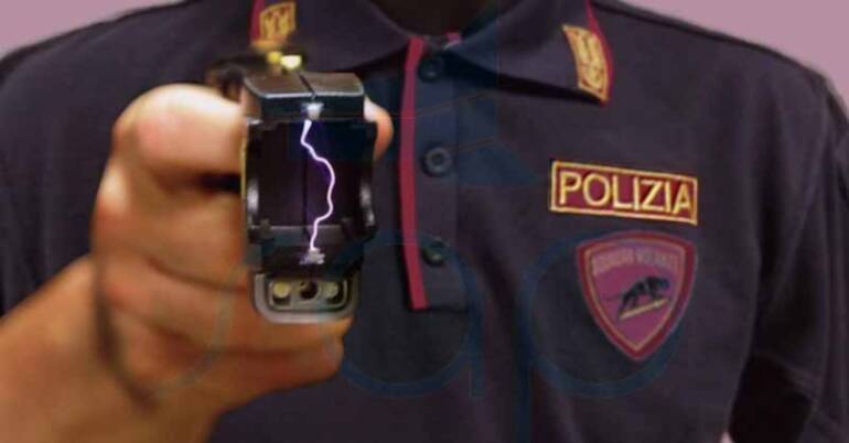 Caserta, lancia pietre contro macchine in autostrada: fermato con taser