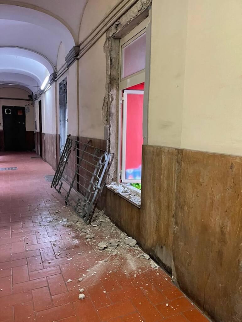 Napoli, la sede della Filcams Cgil devastata dai vandali: indaga la Digos