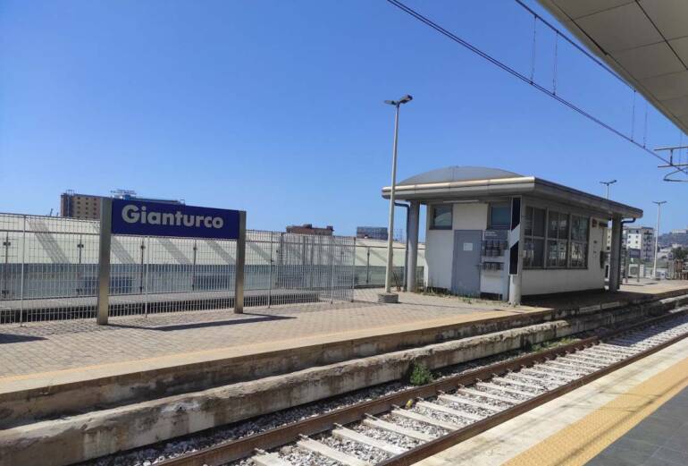 Naples, tragedy narrowly avoided on railway line: cable falls, 5 people injured