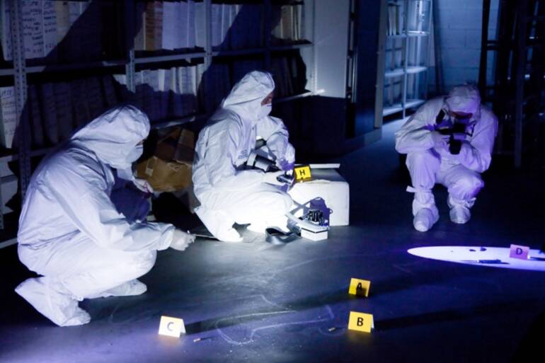 Far West ad Afragola, sparatoria in pieno giorno: feriti zio e nipote