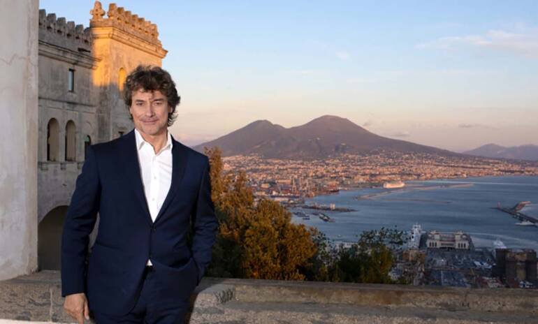 Alberto Angela torna a Napoli con Ulisse: tappa sul Lungomare e ai Quartieri Spagnoli