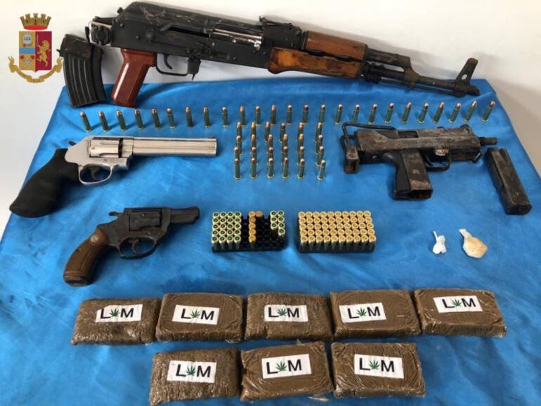 Napoli, sequestrate a Pianura le armi della faida