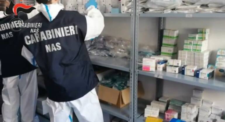 Aversa, ansiolitici rubati dai dipendenti, 10 ordinanze. Scattano gli arresti