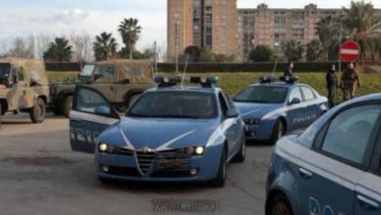 Caserta, la polizia circonda il palazzo ed arresta un latitante