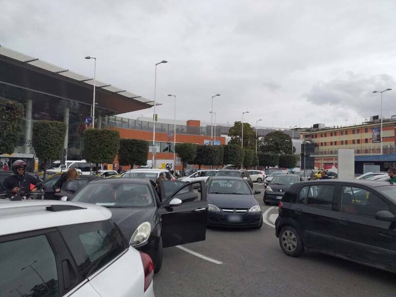 Napoli, controlli dei vigili urbani in aeroporto e stazione