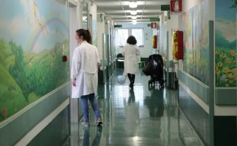 Epatite acuta dei bimbi, per l’Oms ipotesi adenovirus è possibile