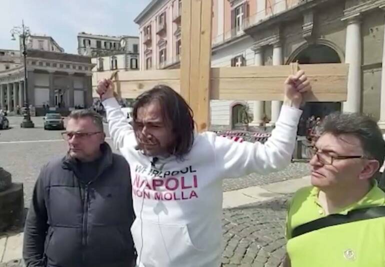 Whirlpool, ex lavoratori in piazza a Napoli con la croce simbolo della passione operaia