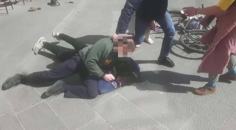 Firenze, fermato venditore ambulante con violenza: il video fa il giro del web