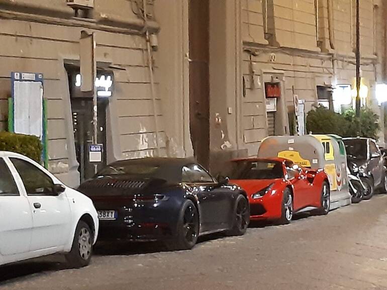 Napoli, Ferrari parcheggiate sulle fermate dei bus dai parcheggiatori abusivi