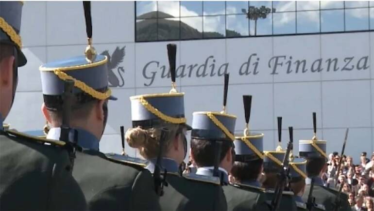 “Controfigure” con documenti falsificati al concorso della Guardia di Finanza: chiesto l’arresto per 25