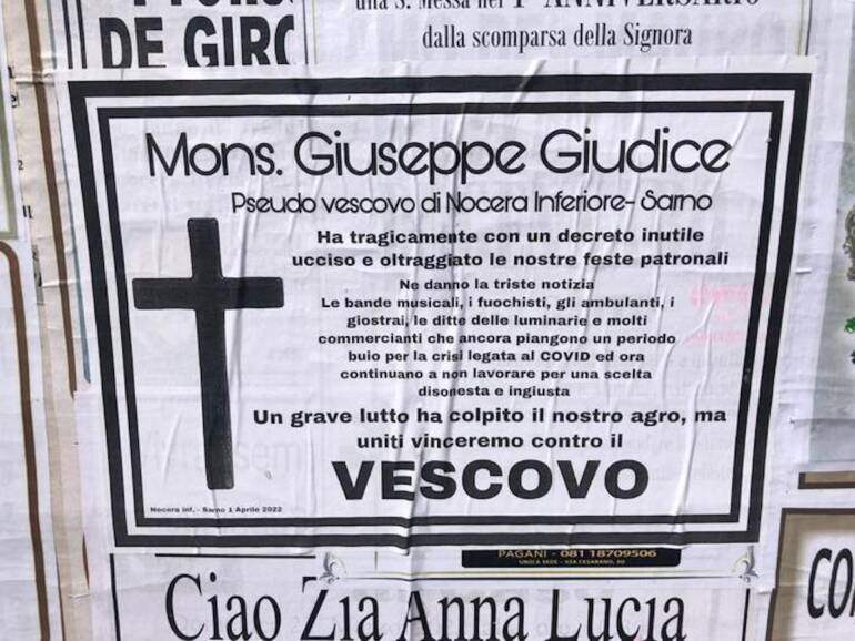 nocera manifesti contro vescovo