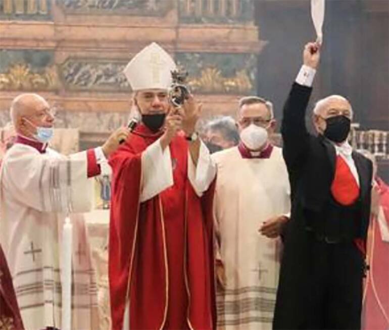 Napoli, il miracolo lampo di San Gennaro