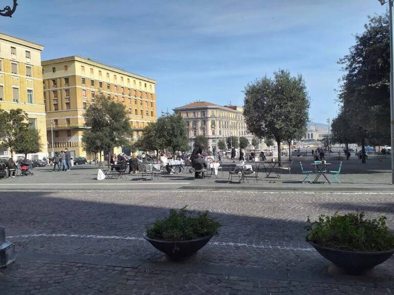 Napoli, minore sorpreso con un coltello a farfalla in Piazza Municipio: denunciato