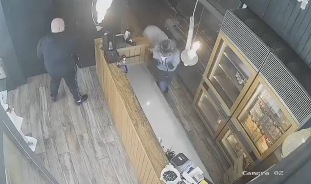 Pescara: cliente ‘insoddisfatto’ tenta di uccidere giovane cameriere. IL VIDEO