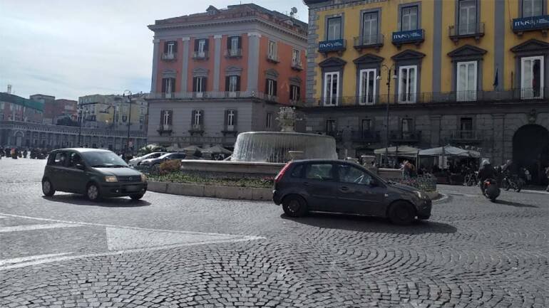 Napoli turista milanese scippata in Piazza Trieste e Trento: arrestato lo scippatore