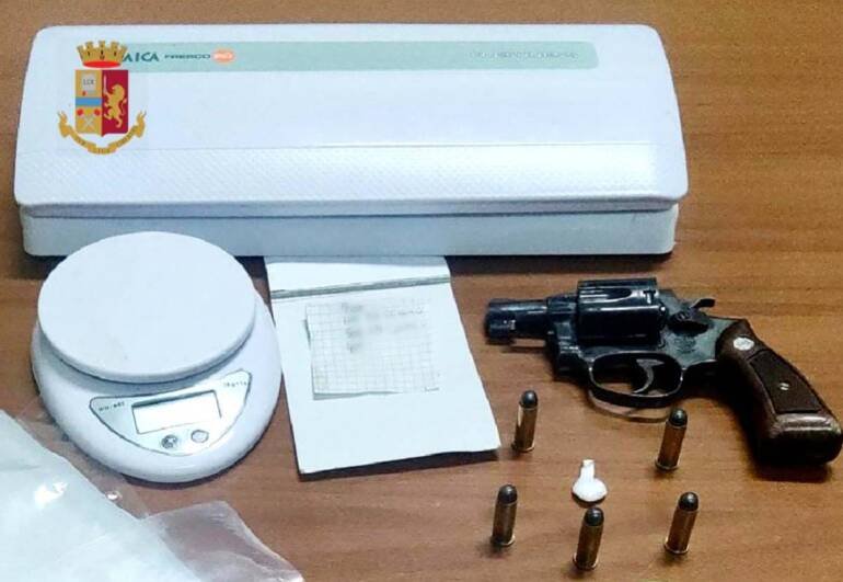 Napoli, in giro per Soccavo con un revolver e droga: arrestato