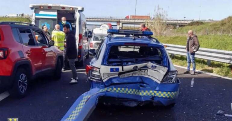 Polizia stradale, incidente sull’A1: auto si schianta sulla volante in corsia di emergenza, poliziotto ferito
